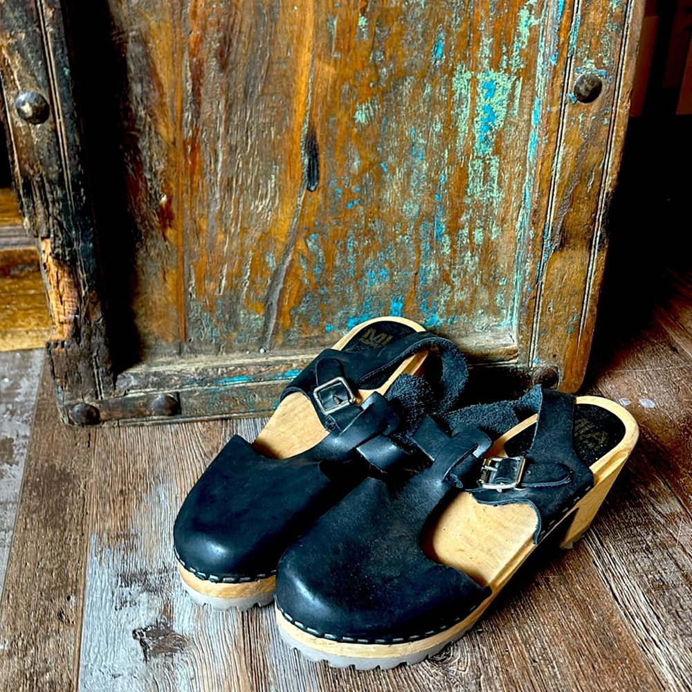 Barely warn Mia clogs
